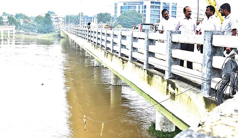திருநெல்வேலி கொக்கிரகுளம் பகுதியில் தாமிரபரணி ஆற்றில் வெள்ளம் பாய்ந்தோடுவதை மாவட்ட ஆட்சியர் ஆர். சுகுமார் பார்வையிட்டார்.