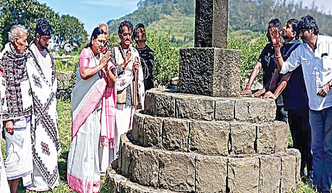 ஊட்டி அருகே தோடரின மக்களின் வசிப்பிடமான முத்தநாடு மந்தில் உள்ள கோயிலில் வழிபட்ட தேமுதிக பொதுச் செயலாளர் பிரேமலதா விஜயகாந்த்.