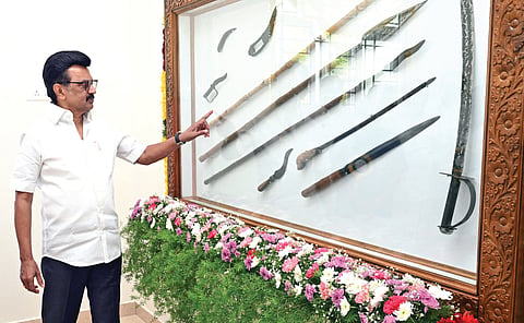 ஈரோடு மாவட்டம் மொடக்குறிச்சி அருகே ஜெயராமபுரத்தில் சுதந்திரப் போராட்ட வீரர் மாவீரன் பொல்லான் முழு உருவ சிலையுடன் கூடிய அரங்கத்தை முதல்வர் மு.க.ஸ்டாலின் திறந்து வைத்து, அங்கு காட்சிப்படுத்தப்பட்டுள்ள போர்க் கருவிகளை பார்வையிட்டார்.