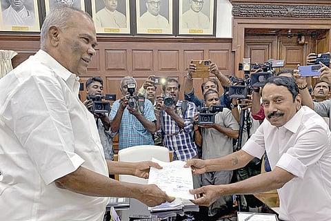 எம்எல்ஏ பதவியை, ராஜினாமா செய்யும் கடிதத்தை தலைமைச் செயலகத்தில் சட்டப்பேரவைத் தலைவர் அப்பாவுவிடம் செங்கோட்டையன் வழங்கினார். படம்: எல்.சீனிவாசன்