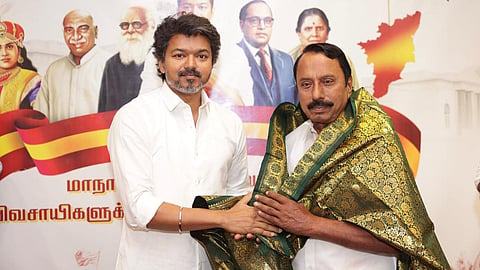 தவெகவில் இணைந்தார் செங்கோட்டையன்: நிர்வாக குழு தலைமை ஒருங்கிணைப்பாளராக நியமனம்