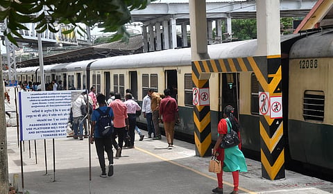 மின்சார ரயிலில் சாகசத்தில் ஈடுபட்டால் நடவடிக்கை: சென்னை ரயில்வே கோட்டம் எச்சரிக்கை