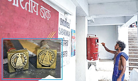 சபரிமலை அஞ்சல் நிலையத்தில் தபாலை உறவினருக்கு அனுப்பும் பக்தர்.  (உள்படம்) ஐயப்ப சுவாமி உருவத்துடன் கூடிய அஞ்சல் முத்திரை.