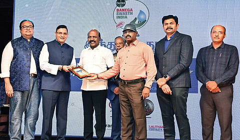 மருத்துவர்களை பாராட்டி கவுரவிக்கும் வகையில் ‘டெட்டால் பநேகா ஸ்வஸ்த் இந்தியா’ வழங்கும் ‘இந்து தமிழ் திசை - மருத்துவ நட்சத்திரம் 2025’ விருதுகள் வழங்கும் விழா சென்னை மியூசிக் அகாடமியில் நேற்று நடைபெற்றது. இதில் சிறப்பு விருந்தினராக பங்கேற்ற சுகாதாரத் துறை அமைச்சர் மா.சுப்பிரமணியனுக்கு, பேராசிரியர் ரவி பட்​னாகர், ‘இந்து தமிழ் திசை’ ஆசிரியர் வி.வெங்கடேஸ்வரன் ஆகியோர் நினைவு பரிசு வழங்கினர். இந்திய மருத்துவ சங்கத்தின் தமிழக தலைவர் பி.செங்குட்டுவன், செயலாளர் எஸ்.கார்த்திக் பிரபு, நிதி  செயலாளர்  எஸ்.கவுரி சங்கர், ‘இந்து தமிழ் திசை’யின் விளம்பரப் பிரிவு பொது மேலாளர் வி.சிவகுமார் ஆகியோர் உடன் இருந்தனர். | படம்: எஸ்.சத்தியசீலன் |