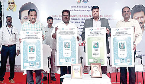 சென்னை ஒன் செயலி வாயிலாக மின்னணு மாதாந்திர பயண அட்டை பெறும் வசதியை தமிழக போக்குவரத்து துறை அமைச்சர் சிவசங்கர் நேற்று தொடங்கி வைத்தார். உடன் மாநகர் போக்குவரத்துக் கழக மேலாண் இயக்குநர் த.பிரபுசங்கர், சென்னை ஒருங்கிணைந்த போக்குவரத்து அதிகார அமைப்பு (கும்டா) உறுப்பினர் செயலர் ஐ.ஜெயக்குமார், மாநகர் போக்குவரத்துக் கழக இணை மேலாண் இயக்குநர் ராம.சுந்தரபாண்டியன் ஆகியோர்.