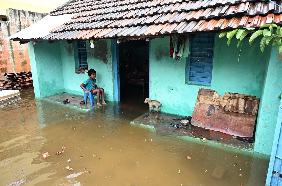 தொடர் கனமழையால் ராமேசுவரத்தில் வீடுகளுக்குள் புகுந்த மழைநீர் - பொதுமக்கள்  கடும் அவதி!