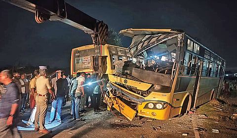 கிரேன் மூலம் அகற்றப்பட்ட விபத்துக்குள்ளான பேருந்துகள்.