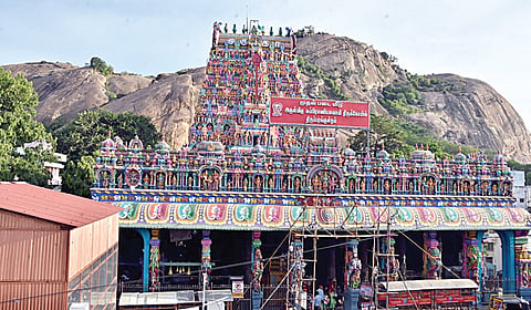 திருப்பரங்குன்றம் மலை உச்சியின் தீபத்தூணிலும் விளக்கேற்றலாம்: உயர் நீதிமன்ற மதுரை அமர்வு உத்தரவு