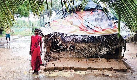 பேராவூரணி பகுதியில் மழையில் சுவர் இடிந்த குடிசை வீடு.
