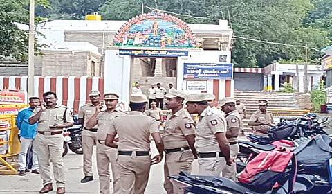 தீபம் ஏற்றும் விவகாரத்தை தொடர்ந்து திருப்பரங்குன்றம் மலைக்குச் செல்லும் பாதையில் போலீஸார் குவிக்கப்பட்டுள்ளனர்.