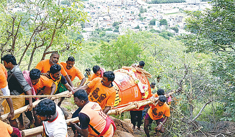 திருவண்ணாமலை அண்ணாமலையார் கோயில் தீபத் திருவிழாவையொட்டி மலை உச்சியில் மகா தீபம் ஏற்றுவதற்கான கொப்பரை நேற்று மலை உச்சிக்கு கொண்டு செல்லப்பட்டது.