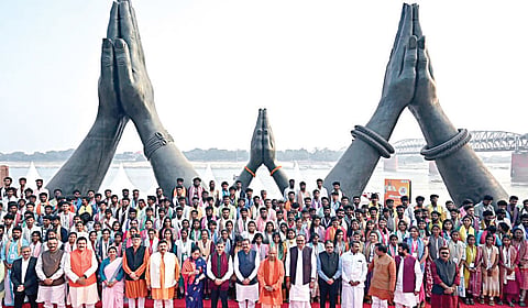 தமிழகத்திலிருந்து காசி தமிழ் சங்கமம் நிகழ்ச்சியில் பங்கேற்க வந்த நபர்களை உத்தரப் பிரதேச முதல்வர் யோகி ஆதித்யநாத், மத்திய கல்வித் துறை அமைச்சர் தர்மேந்திர பிரதான் ஆகியோர் வரவேற்று குழு புகைப்படம் எடுத்துக்கொண்டனர். அவர்களுடன் தமிழக ஆளுநர் ஆர்.என்.ரவி, புதுச்சேரி ஆளுநர் கைலாசநாதன், மத்திய இணையமைச்சர் எல்.முருகன் உள்ளிட்டோர். 