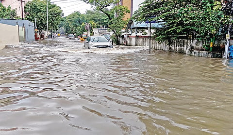 கெல்லீஸ், எஸ்ரா சற்குணம் சாலையில் தேங்கியுள்ள மழைநீரில் சிரமப்பட்டு வரும் வாகனங்கள். | படம்: ம.பிரபு |