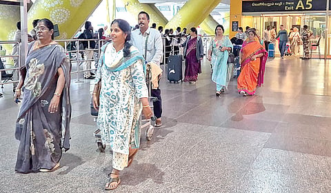இலங்கைக்கு சுற்றுலா சென்ற தமிழக பயணிகள் பெருவெள்ளத்தில் சிக்கி தவித்தனர். அவர்களை தனி விமானம் மூலம் சென்னை அழைத்து வரப்பட்டனர்.