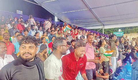 மதுரை ரேஸ் கோர்ஸ் சர்வதேச ஹாக்கி அரங்கில் இந்தியா-சுவிட்சர்லாந்து போட்டியை வெளிநாட்டினருக்கான கேலரியில் அமர்ந்து கண்டுகளித்தவர்கள். 