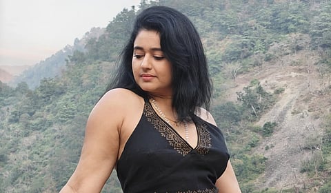 இயற்கையும் எழிலும்... நடிகை பூனம் பஜ்வா க்ளிக்ஸ்!