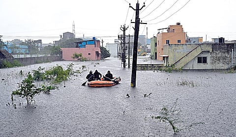 சென்னையில் பெய்து வரும் தொடர் மழையால்,  செங்குன்றம் குமரன் நகரில் மழைநீர் சூழ்ந்துள்ள பகுதியில் சிக்கி இருந்த மக்களை தீயணைப்பு மற்றும் மீட்பு பணிகள் துறையினர் படகு மூலம் மீட்டனர். |படங்கள்: எஸ்.சத்தியசீலன் |