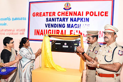 சென்னை: பெண் போலீஸாருக்கு சானிட்டரி நாப்கின் விநியோகிக்கும் தானியங்கி இயந்திரம் அறிமுகம்!
