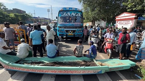 தூண்டில் முள்வளைவு கோரி புதுவை கிழக்கு கடற்கரை சாலையில் மீனவர்கள் மறியல்: மக்கள் அவதி