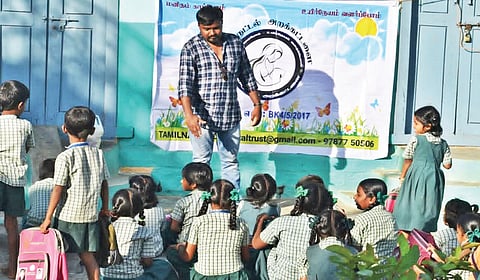 ஓசூர் அருகே அத்திமுகம் பகுதியில் செயல்படும், ‘இல்லம் தேடிக் கல்வி’ திட்ட மையத்தில் பயிலும் மாணவர்கள். (கோப்புப் படம்)  
