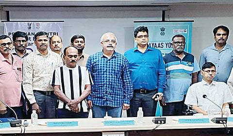தொழிலாளர் வருங்கால வைப்பு நிதி நிறுவனம் சார்பில், சென்னை ராயப்பேட்டையில் நடைபெற்ற நிகழ்ச்சியில், கடந்த  நவம்பரில் ஓய்வு பெற்றவர்களுக்கு ஓய்வு ஊதிய வழங்கல் ஆணை வழங்கப்பட்டது. ஆணைகளை பெற்றவர்களுடன் மண்டல வருங்கால வைப்பு நிதி ஆணையர் தேபி பிரசாத் பட்டாச்சார்யா, மண்டல வருங்கால வைப்பு நிதி ஆணையர்-2 (ஓய்வூதியம்) நீரஜ் சிங் மற்றும் அதிகாரிகள்.