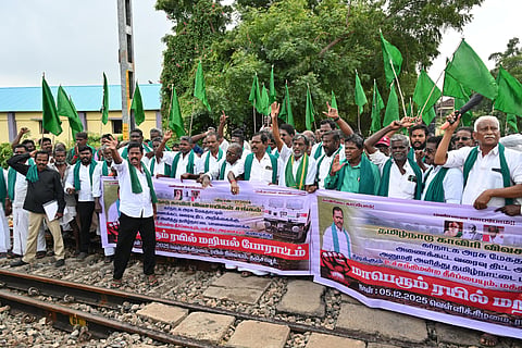 மேகேதாட்டு விவகாரம்: மத்திய அரசை கண்டித்து தஞ்சாவூரில் விவசாயிகள் ரயில் மறியல்: 100 பேர் கைது