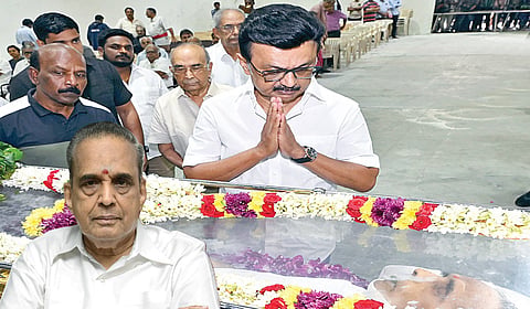 ஏவி.எம்.சரவணன் உடலுக்கு அஞ்சலி செலுத்திய முதல்வர் மு.க.ஸ்டாலின்.