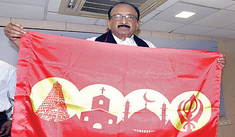 நடைபயணத்துக்கான கொடியை அறிமுகம் செய்த வைகோ. | படம்: எல்.சீனிவாசன் |