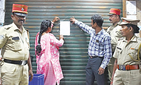 புதுச்சேரி செட்டித் தெருவில் உள்ள போலி மருந்து குடோ னுக்கு சீல் வைத்த சிபிசிஐடி போலீஸார். | படம்: எம்.சாம்ராஜ் |
