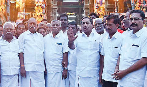 மதுரை திருப்பரங்குன்றம் சுப்பிரமணிய சுவாமி கோயில் முன்  கிராம மக்களுடன் சேர்ந்து செய்தியாளர்களை சந்தித்து பேசிய கோ.தளபதி எம்எல்ஏ. | படம்: எஸ்.கிருஷ்ணமூர்த்தி |
