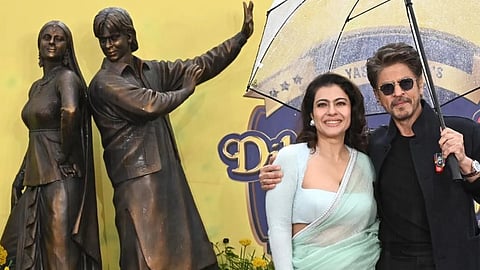 லண்டன் லெஸ்டர் சதுக்கத்தில் ஷாருக்கான், கஜோல் வெண்கலச் சிலை