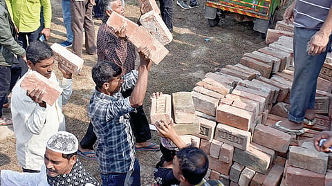 மசூதி கட்ட செங்கல்லுடன் வந்த ஹுமாயூனின் ஆதரவாளர்கள்.