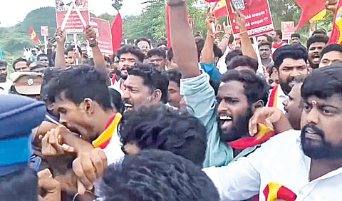 பாலக்கோட்டில் நடந்த ஆர்ப்பாட்டத்தின்போது காவல் உதவி ஆய்வாளரின் கையை கடித்த தவெக உறுப்பினர்.