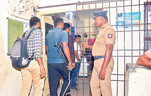 திரு​புவனம் பாமக நிர்​வாகி ராமலிங்​கம் கொலை வழக்​கில் கைது செய்​யப்​பட்​ட​வர்​களை பள்​ளி​கொண்டா காவல் நிலை​யத்​துக்கு விசா​ரணைக்​காக அழைத்​துச் சென்ற போலீ​ஸார்.&nbsp; படம்: வி.எம்.மணிநாதன்