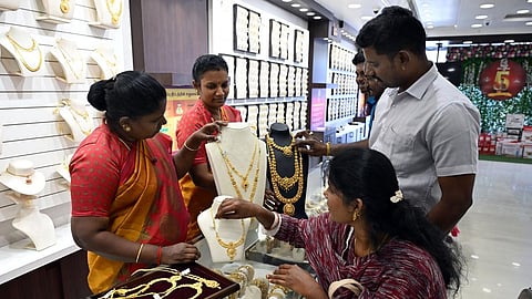 தங்கம் விலை உயர்வு; வெள்ளி விலை புதிய உச்சம் - இன்றைய நிலவரம்!