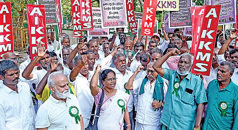 பல்வேறு கோரிக்கைகளை வலியுறுத்தி, அகில இந்திய விவசாயத் தொழிலாளர்கள் சங்கத்தின் பேரணி சென்னை எழும்பூரில் நேற்று நடைபெற்றது. | படம்: ம.பிரபு |