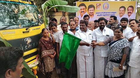 உடையார்பாளையம் பேரூராட்சியில் திடக்கழிவு மேலாண்மைக்கான லாரியை கொடியசைத்து தொடங்கி வைத்த அமைச்சர் சிவசங்கர்.