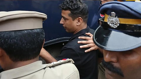நடிகை பாலியல் வன்கொடுமை வழக்கில் தண்டனை வழங்கப்பட்ட பல்சர்  சுனில், நீதிமன்றத்தில் இருந்து வெளியே அழைத்துச் செல்லப்படுகிறார்.