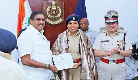 விஜய் பொதுக்கூட்டத்தில் சிறப்பான பாதுகாப்பு வழங்கிய எஸ்எஸ்பி ஈஷா சிங்கை கவுரவிக்கும் உள்துறை அமைச்சர் நமச்சிவாயம்.