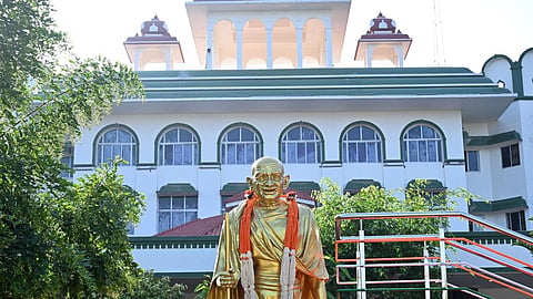 தமிழக அரசு இடத்தில் முருகனும் வேண்டாம், சிலுவையும் வேண்டாம்: உயர் நீதிமன்றம் கருத்து