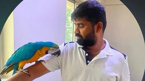 கிளியுடன் அருண் குமார்