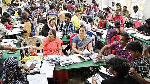 சென்னை திருவல்லிக்கேணியில் உள்ள சமூக நலக்கூடத்தில் கடைசி நாளான நேற்று விண்ணப்ப படிவத்தை பலர் சமர்ப்பித்தனர். படம்: எஸ்.சத்தியசீலன்