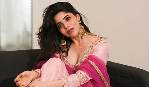 சாய்ந்து சாய்ந்து... நடிகை திவ்யபாரதி சூப்பர் க்ளிக்ஸ்!