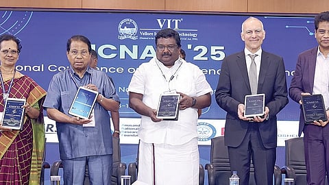 வேலூர் விஐடி பல்கலை.யில் நேற்று தொடங்கிய 3-வது சர்வதேச நானோ அறிவியல் மற்றும் நானோ தொழில்நுட்ப மாநாட்டில் பங்கேற்ற அமைச்சர் எஸ்.எஸ்.சிவசங்கர், விஐடி வேந்தர் கோ.விசுவநாதன், அமெரிக்காவின் எம்ஐடி கல்வி நிறுவனப் பேராசிரியர் மவுங்கி பவெண்டி,  விஐடி துணைத் தலைவர் சேகர் விசுவநாதன் உள்ளிட்டோர்.
