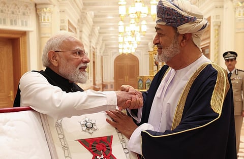 ஓமன் நாட்டின் மிக உயரிய ‘ஆர்டர் ஆஃப் ஓமன்’ விருதை&nbsp;பிரதமர் மோடிக்கு நேற்று வழங்கிய ஓமன் சுல்தான்.