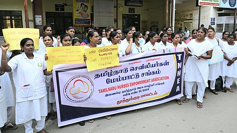 தமிழகம் முழுவதும் செவிலியர்கள் போராட்டம்: போராடுவது ஜனநாயக உரிமை அல்ல என அமைச்சர் விமர்சனம்