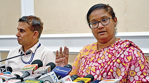 வரைவு வாக்காளர் பட்டியல் விவரங்களை சென்னை தலைமைச் செயலகத்தில் தமிழக தலைமை தேர்தல் அதிகாரி அர்ச்சனா பட்நாயக் நேற்று வெளியிட்டார். உடன் கூடுதல் தலைமை தேர்தல் அதிகாரி ஸ்ரீதர். | படம்: ம.பிரபு