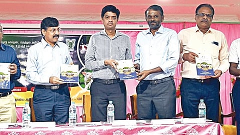 காட்டுப்பாக்கம் கால்நடை அறிவியல் முதுகலை ஆராய்ச்சி நிலையத்தில் நடைபெற்ற கருத்தரங்கில், தமிழ்நாடு முழுவதும் உள்ள கால்நடை பண்ணையாளர் கள் பற்றிய கையேட்டை தமிழ்நாடு அரசின் கால்நடை பராமரிப்பு, பால்வளம், மீன்வளம், மீனவர் நலத்துறை செயலாளர் என்.சுப்பையன் வெளியிட, கால்நடை பராமரிப்பு மற்றும் மருத்துவப் பணிகள் இயக்குநர் சா.ப.அம்ரித், துறையின் முன்னாள் இயக்குநர் இரா.கண்ணன், பல்கலைக்கழக துணைவேந்தர் (பொறுப்பு) இர.நரேந்திர பாபு உள்ளிட்டோர் பெற்றுக்கொண்டனர். 