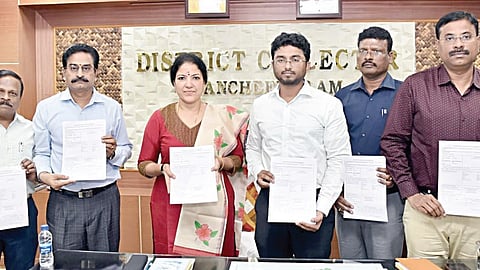 காஞ்​சிபுரம் மாவட்டத்​துக்​கான வரைவு வாக்​காளர் பட்​டியலை நேற்று வெளி​யிட்​டார்​ மாவட்​ட ஆட்​சியர்​ கலைச்​செல்​வி.