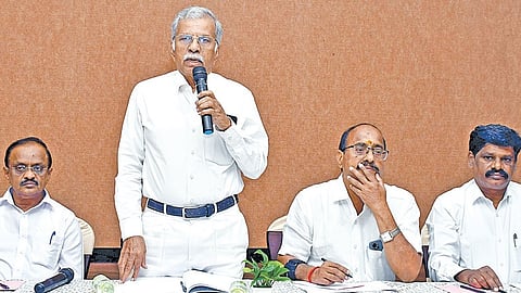 தமிழ்நாடு, புதுச்சேரி கூட்டு வழக்கறிஞர்கள் சங்கக் கூட்டத் தில் பேசிய  அதன் தலைவர் நந்தகுமார். | படம்: எஸ்.கிருஷ்ணமூர்த்தி |&nbsp;